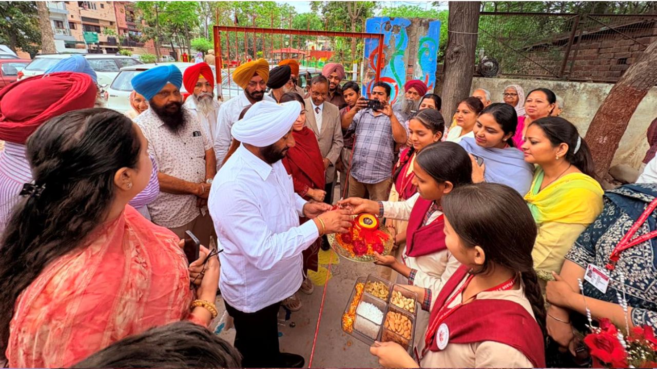 Kulwant Singh Inaugurates LED Screens at PM Shri Govt High School Phase 5 Mohali