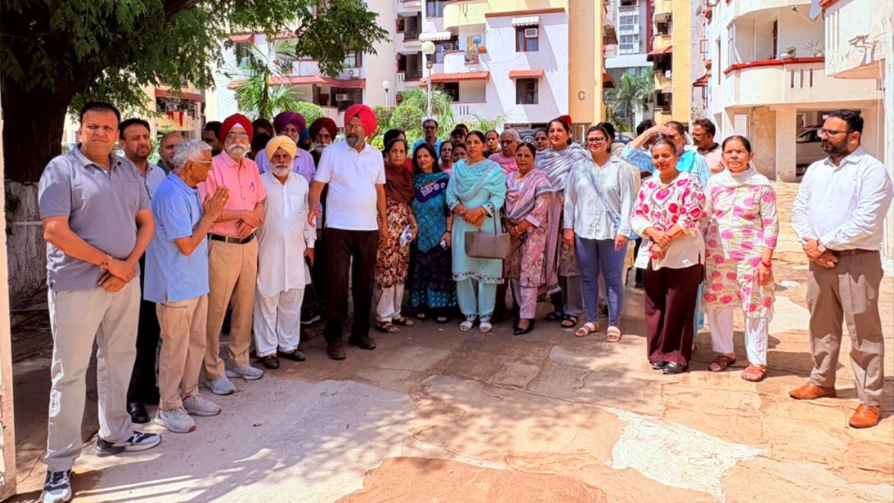 Kulwant Singh Highlights Development Works While Campaigning in Mohali Ward No. 34