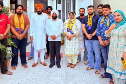 Kulwant Singh Welcomes Sharanjit Kaur into Aam Aadmi Party
