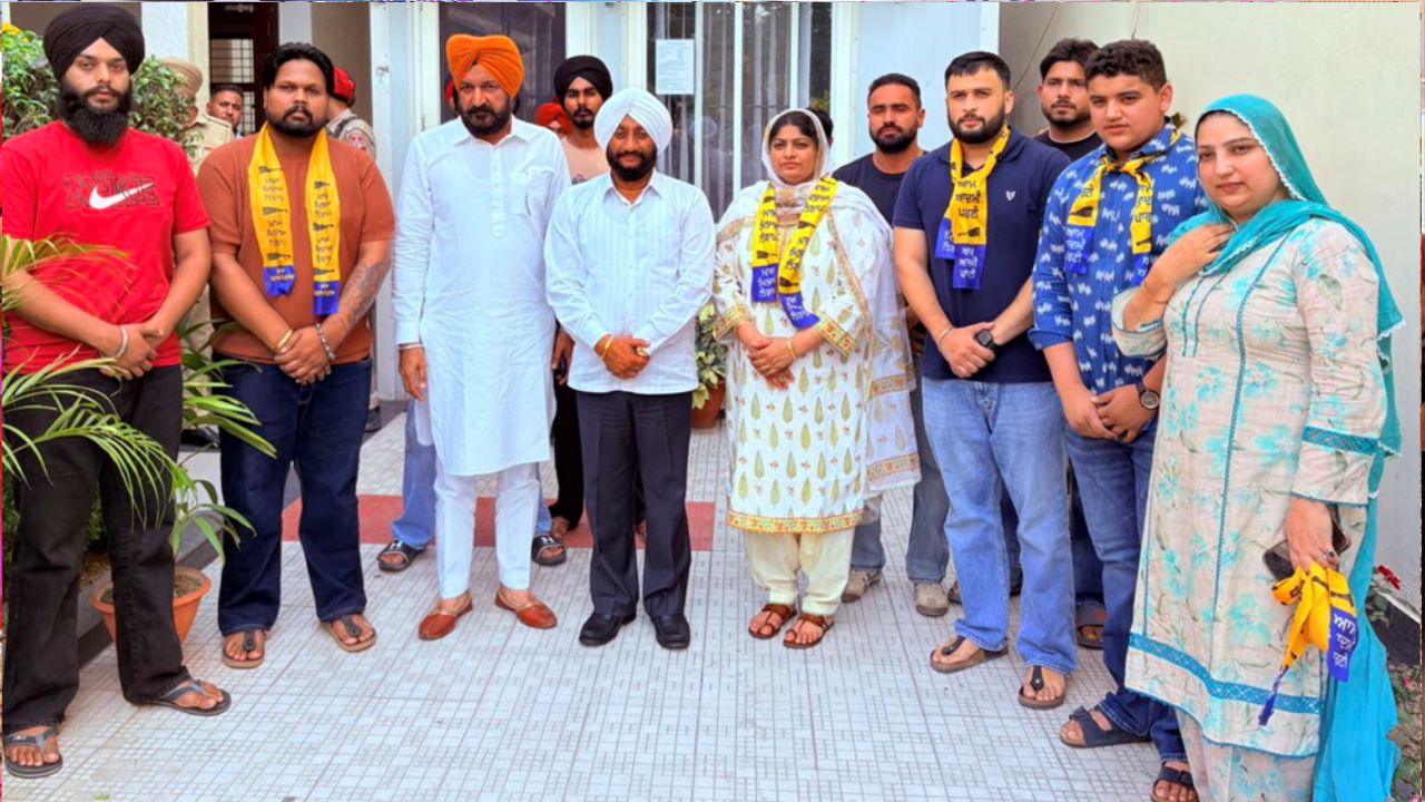 Kulwant Singh Welcomes Sharanjit Kaur into Aam Aadmi Party