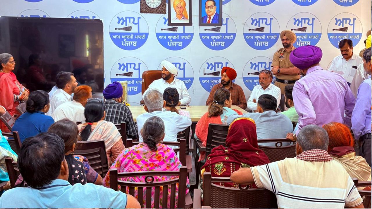 Kulwant Singh Meets Residents of Phase 6 and Phase 9 at Mohali Office