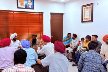 Kulwant Singh Interacts with Residents During Office Session in Mohali Slug: