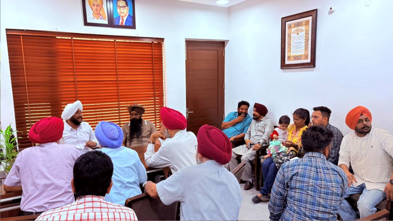 Kulwant Singh Interacts with Residents During Office Session in Mohali Slug: