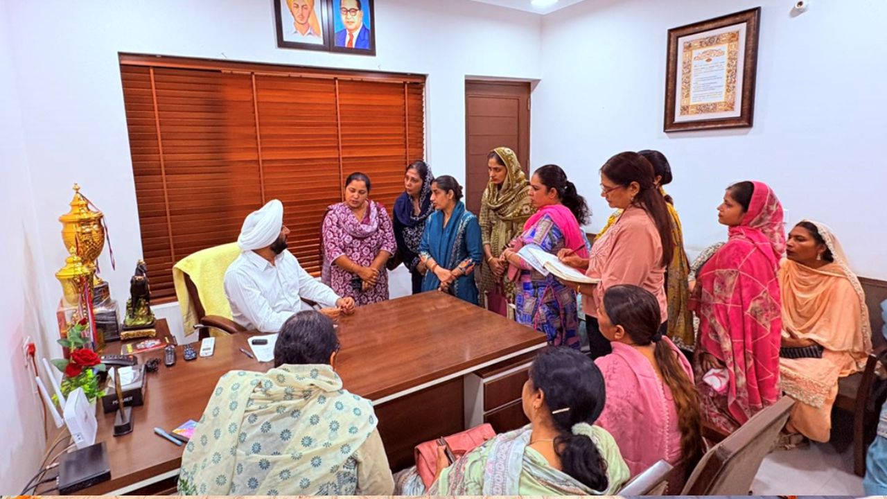 Kulwant Singh Meets Mohali Residents, Assures Quick Grievance Redressal