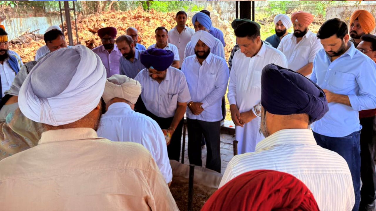 Mohali MLA Kulwant Singh attends funeral of Dr Ginni Dugal’s mother, offers condolences and prayers for the bereaved family