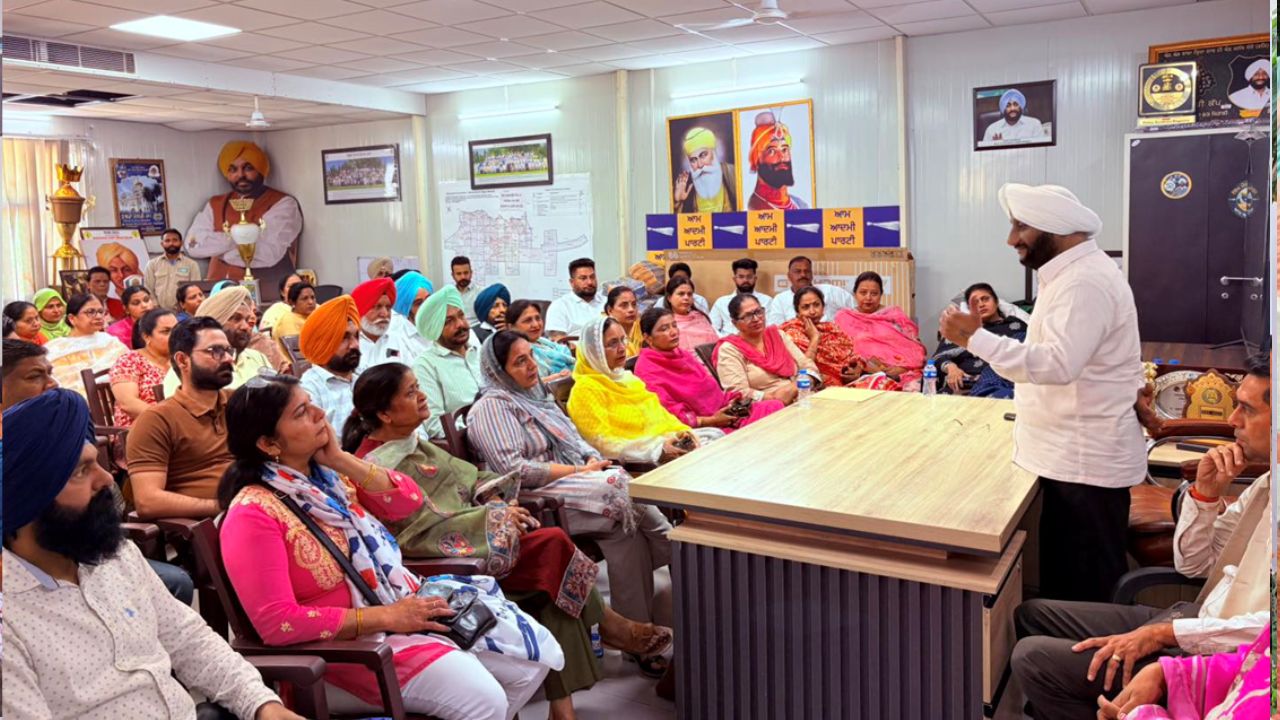Kulwant Singh Meets Party Volunteers, Reviews Development in Mohali
