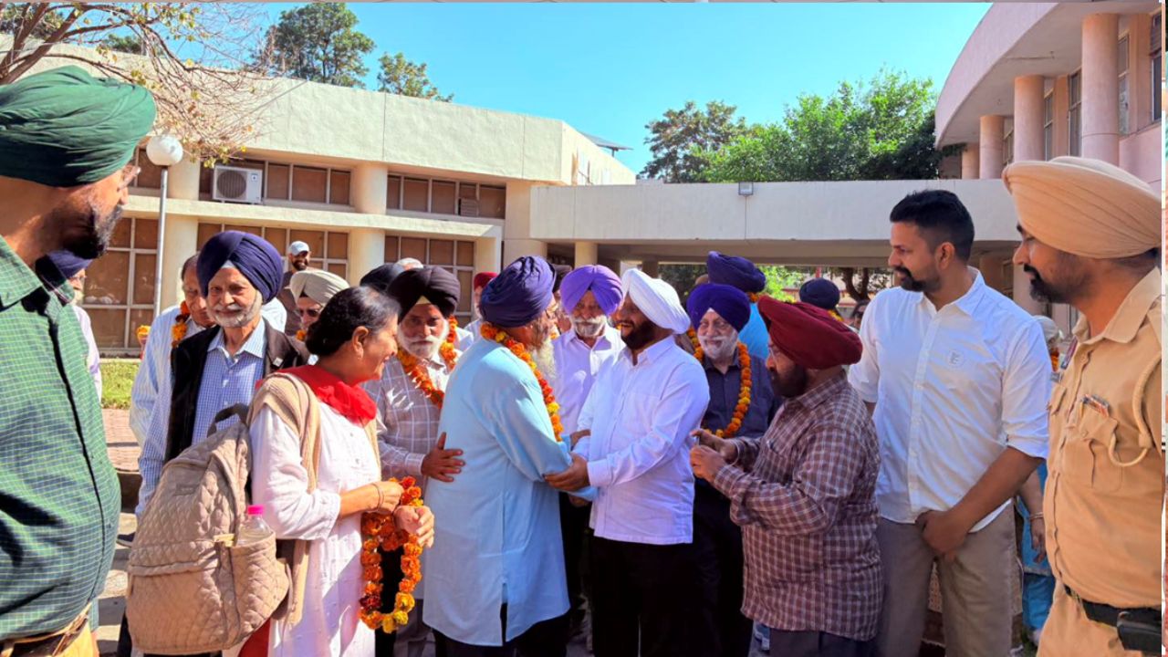 Kulwant Singh Flags Off 20th Pilgrimage Bus from Phase-7 Mohali
