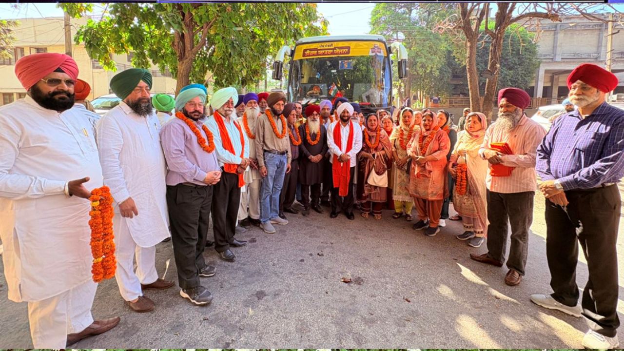 Kulwant Singh Flags Off 14th Pilgrimage Bus from Phase 3B1 Mohali to Amritsar