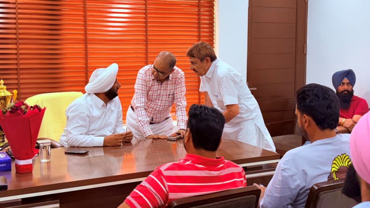 Kulwant Singh Meets Mohali Residents, Assures Quick Resolution of Issues