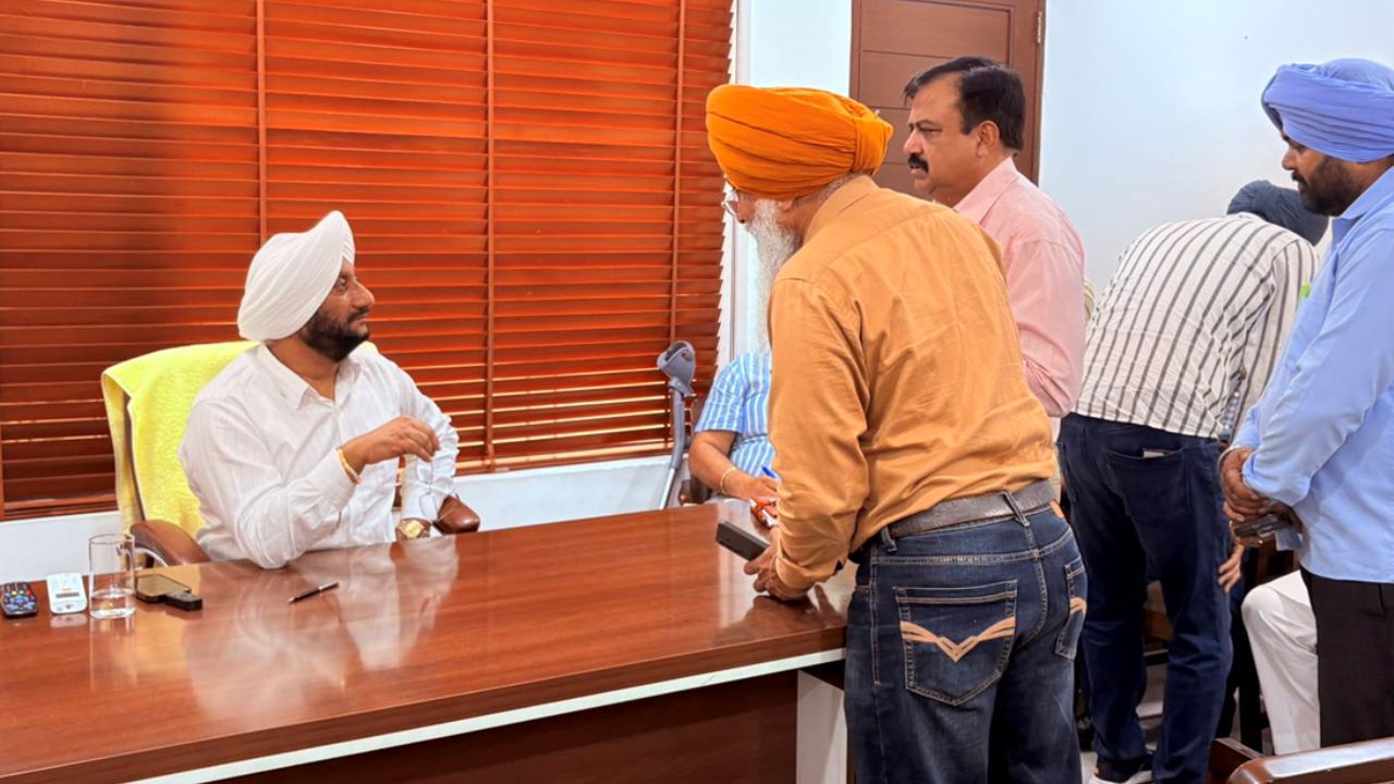 Kulwant Singh Meets Mohali Residents, Assures Quick Resolution of Issues