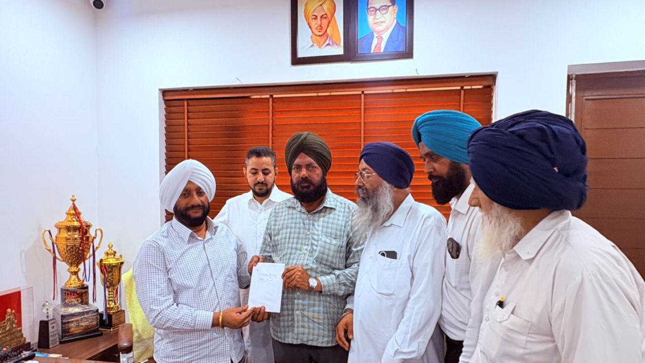 Kulwant Singh Meets Mohali Residents, Assures Quick Resolution of Issues