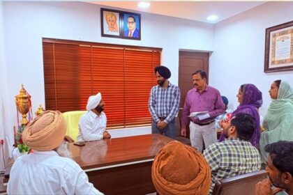 Kulwant Singh Meets Mohali Residents, Assures Quick Resolution of Issues