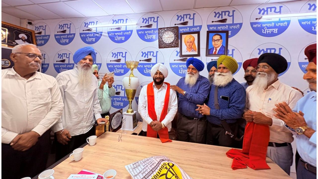 Kulwant Singh Meets Mohali Residents, Assures Quick Resolution of Public Issues