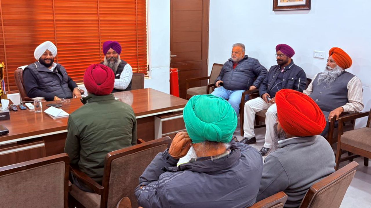 Kulwant Singh Meets Mohali Residents, Assures Swift Resolution