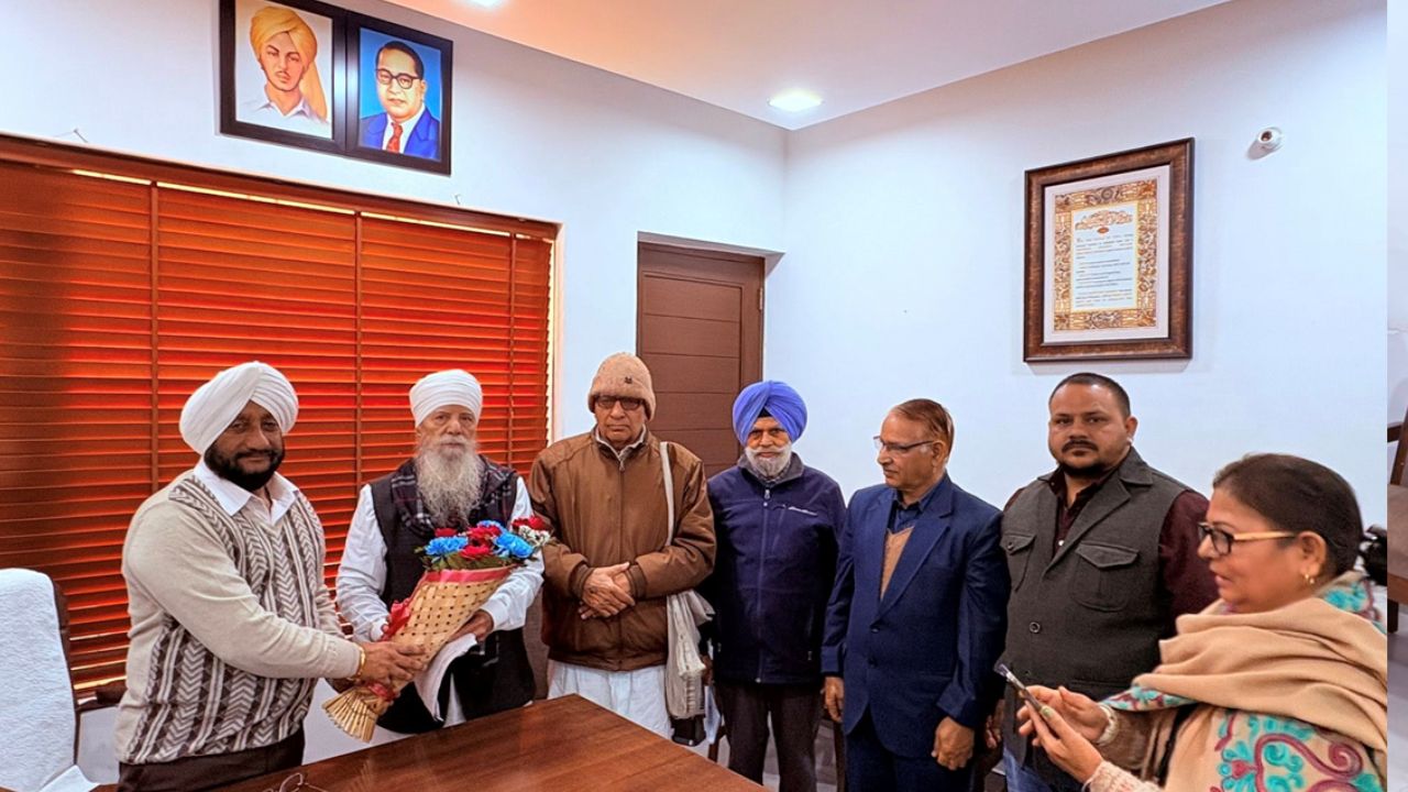 Kulwant Singh Meets Mohali Residents, Assures Prompt Resolution