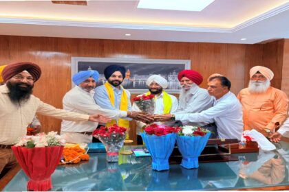 MLA Kulwant Singh meeting Municipal Corporation officials and councillors to discuss Mohali development, civic infrastructure, and public services.