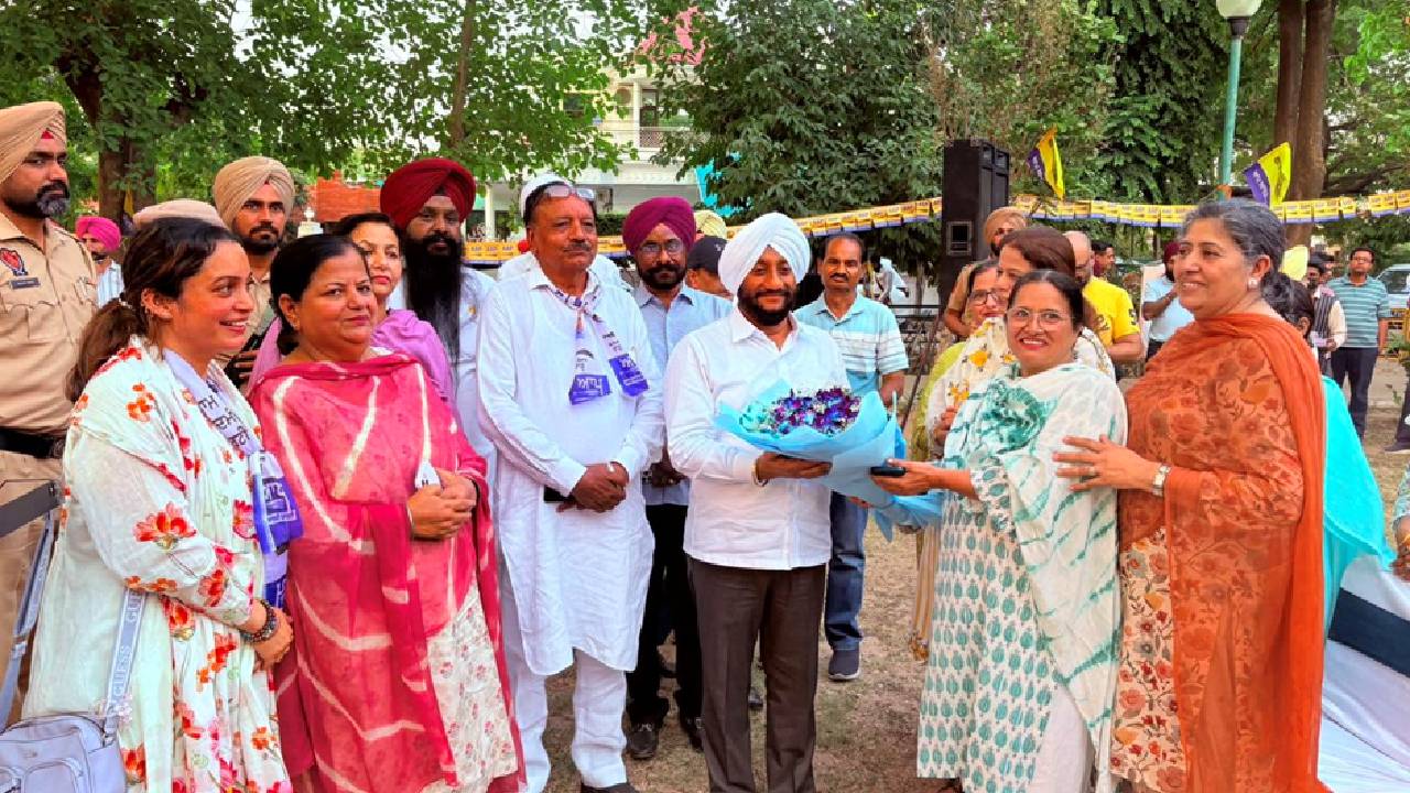 MLA Kulwant Singh interacting with residents during the Aap Di Sarkar Aap Da MC campaign in support of Rajinder Prasad Sharma in Ward 2, Mohali.