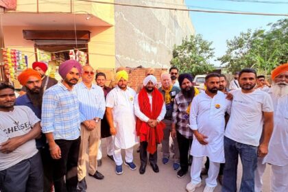 MLA Kulwant Singh interacting with residents during the Aap Di Sarkar Aap Da MC campaign in support of Harjit Singh in Ward 22, Mohali.