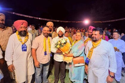 MLA Kulwant Singh participating in the Aap Di Sarkar Aap Da MC campaign in support of Satyajit Kundra in Ward 10, Mohali.