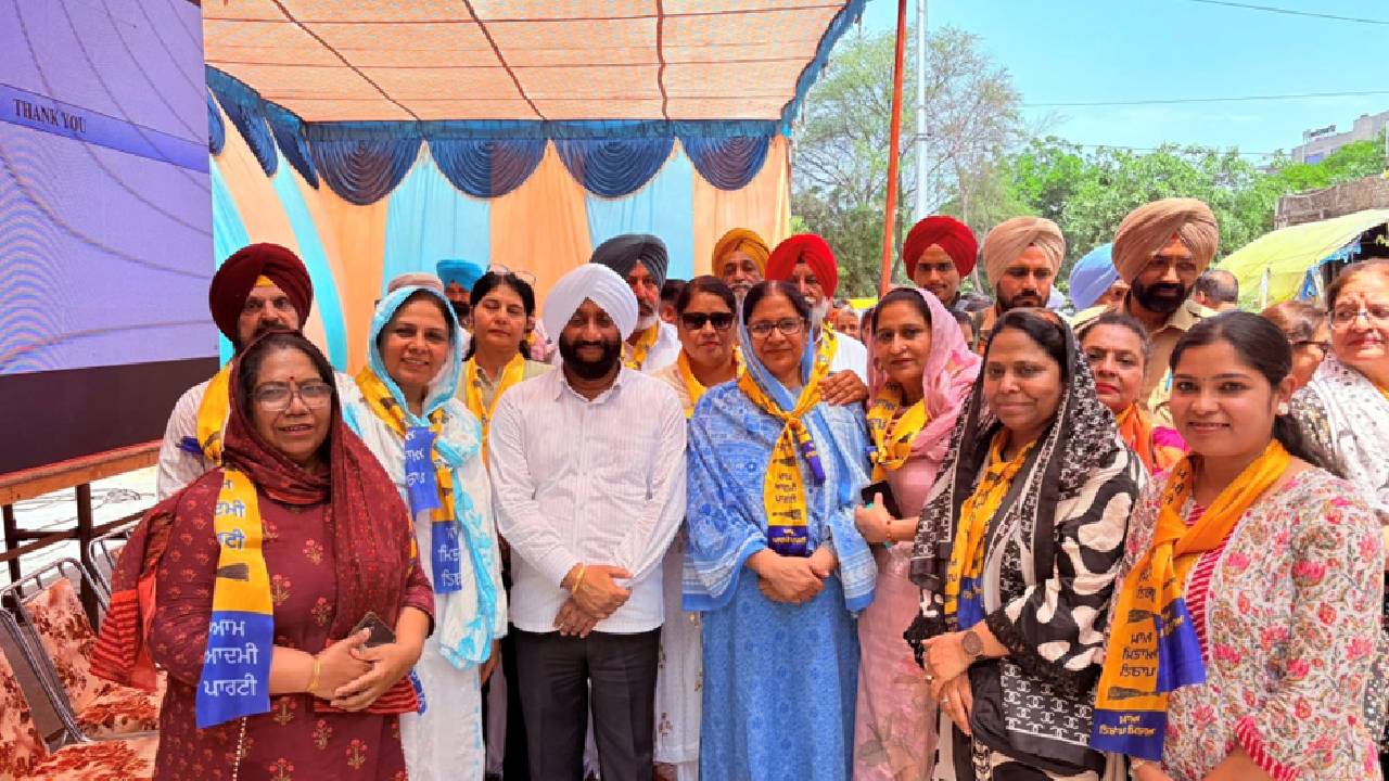 MLA Kulwant Singh interacting with residents during an election campaign in support of Bibi Baljinder Kaur in Ward 25, Mohali.