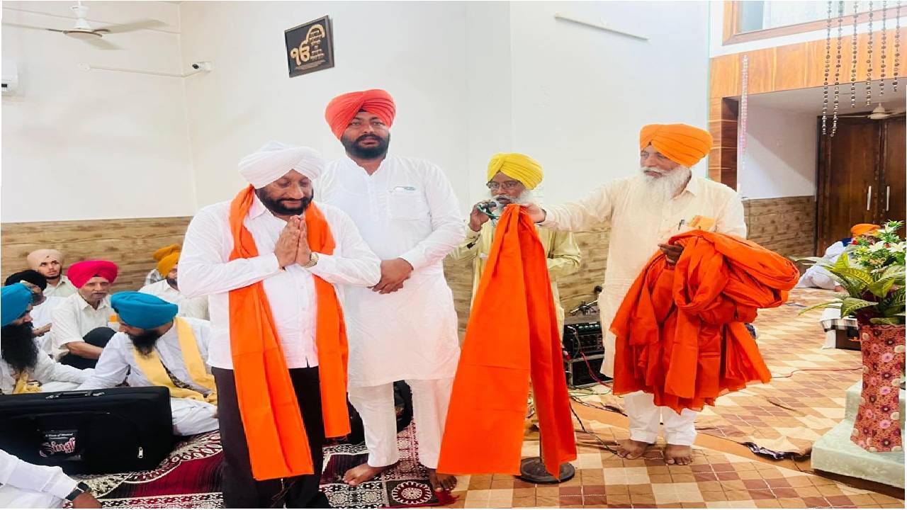 MLA Kulwant Singh attending Sri Akhand Path Sahib in village Bhagomajra and congratulating Rajinder Singh Ji and his family on his retirement.