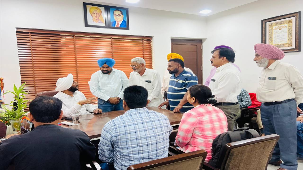 MLA Kulwant Singh interacting with Mohali residents, listening to public concerns and discussing solutions for local development and citizen services in SAS Nagar Mohali.