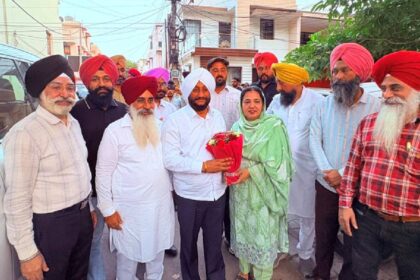 MLA Kulwant Singh meeting the election team of Bibi Arvinder Kaur in Ward 7, Mohali, to discuss municipal election preparations and local development.