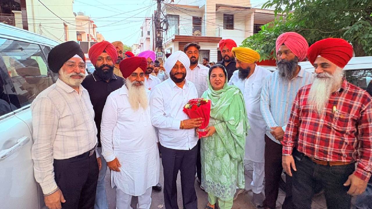 MLA Kulwant Singh meeting the election team of Bibi Arvinder Kaur in Ward 7, Mohali, to discuss municipal election preparations and local development.