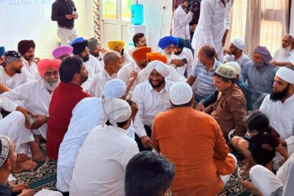 MLA Kulwant Singh interacting with community members in Moli Baidwan during an election campaign in support of Satwinder Singh Mithu in Ward 26.