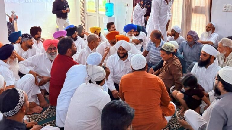 MLA Kulwant Singh Meets Residents at Moli Baidwan, Discusses Development Priorities During Ward 26 Campaign