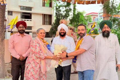 MLA Kulwant Singh meeting residents during an election campaign in support of Satyajit Kundra in Ward 10, Mohali.