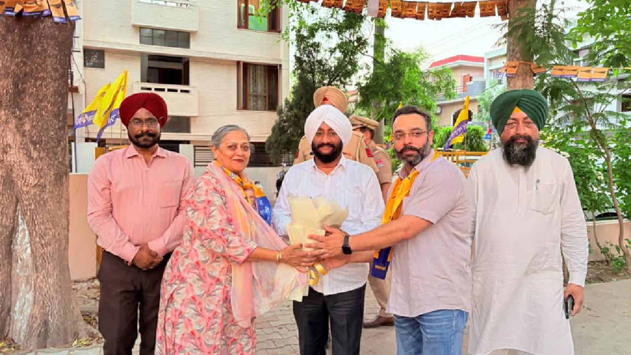MLA Kulwant Singh meeting residents during an election campaign in support of Satyajit Kundra in Ward 10, Mohali.