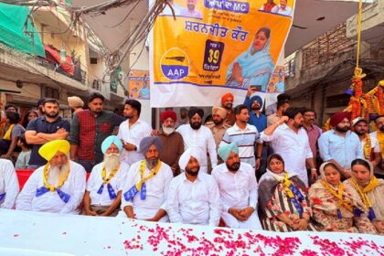 MLA Kulwant Singh interacting with residents during an election campaign in support of Bibi Sharanjit Kaur in Ward 39, Mohali.