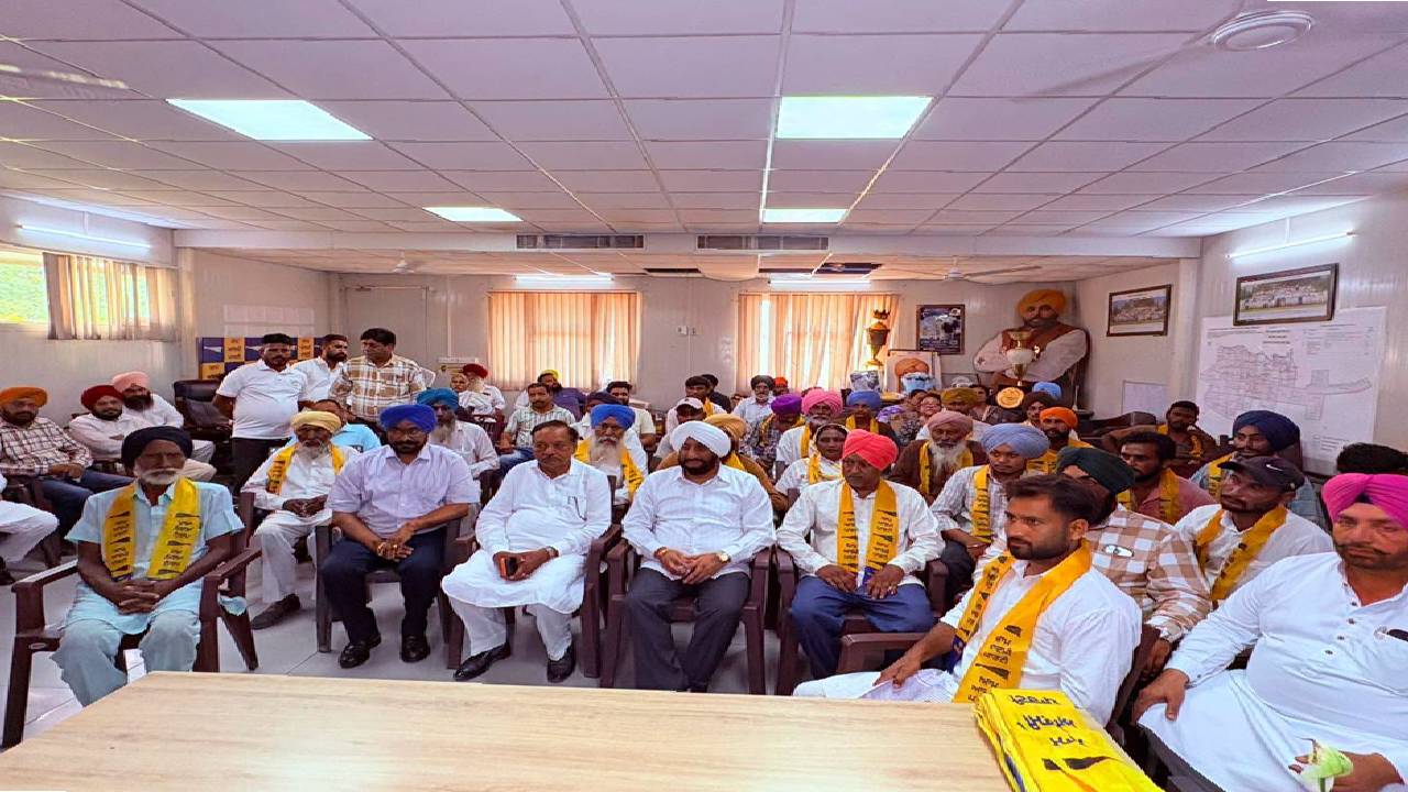MLA Kulwant Singh welcomes 26 Sikligar community families from Jujhar Nagar, Mohali, as they join the Aam Aadmi Party during a community programme