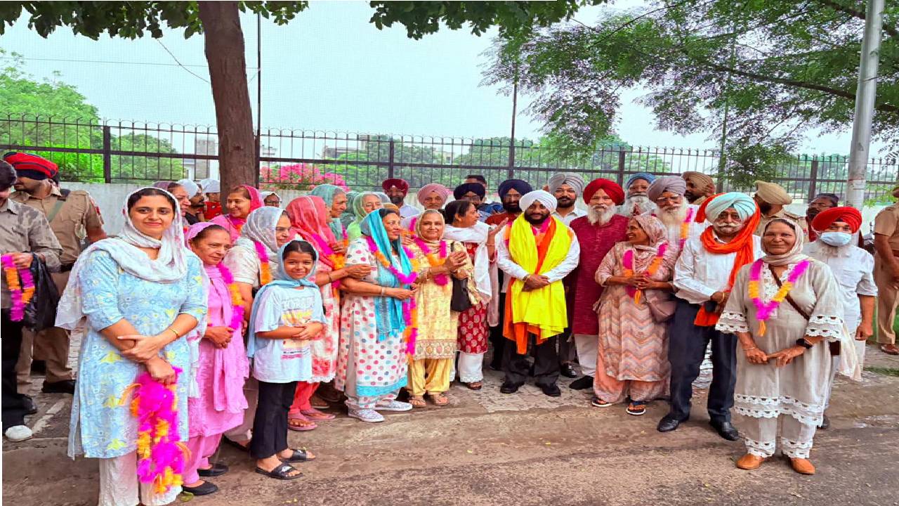 MLA Kulwant Singh sees off senior citizens from Sector 69, Mohali, under the Chief Minister Tirath Yatra Scheme
