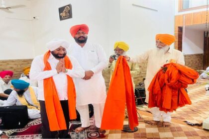 MLA Kulwant Singh attending Sri Akhand Path Sahib in village Bhagomajra and congratulating Rajinder Singh Ji and his family on his retirement.