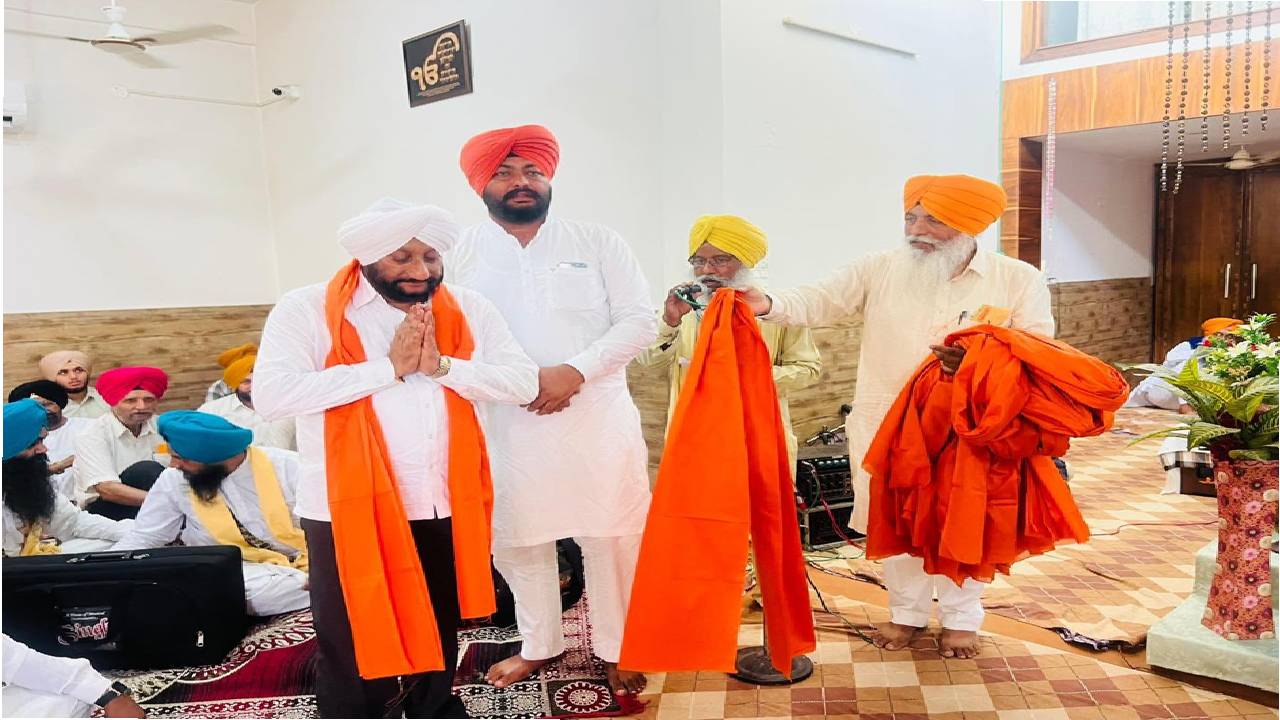 MLA Kulwant Singh attending Sri Akhand Path Sahib in village Bhagomajra and congratulating Rajinder Singh Ji and his family on his retirement.