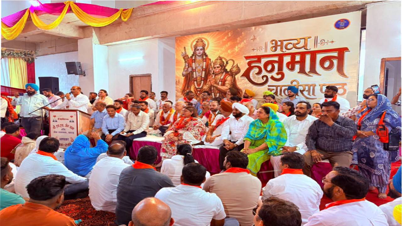MLA Kulwant Singh participating in the Hanuman Chalisa Path at Shri Ram Mandir, Dussehra Ground, Kharar, along with devotees and dignitaries.