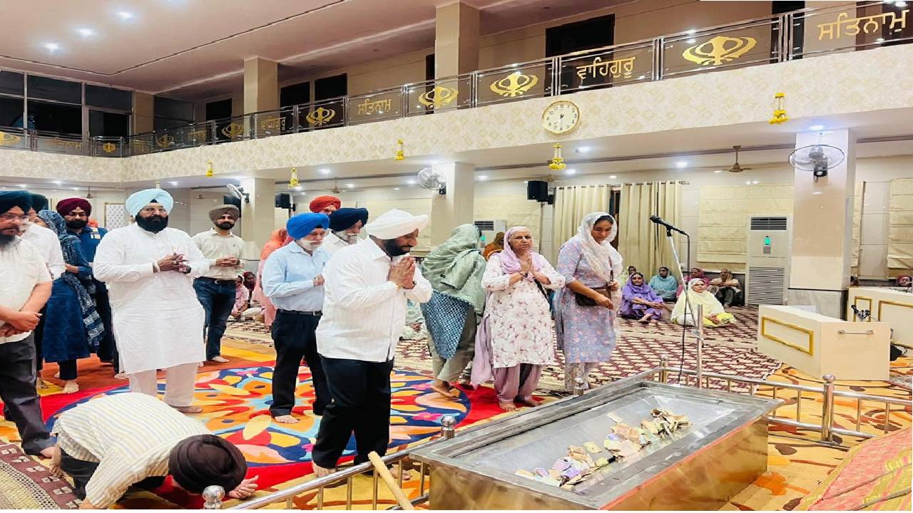 MLA Kulwant Singh attending a Kirtan Darbar at Gurdwara Sahib Sector 71 Mohali and congratulating S. Bachchan Singh Boparai on his Municipal Corporation election victory