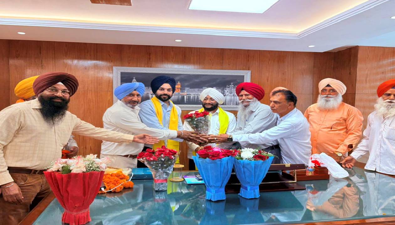 MLA Kulwant Singh meeting Municipal Corporation officials and councillors to discuss Mohali development, civic infrastructure, and public services