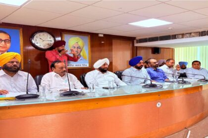 MLA Kulwant Singh meeting the Mayor, Deputy Mayors, and councillors at the Mohali Municipal Corporation office to discuss ward development and civic infrastructure.