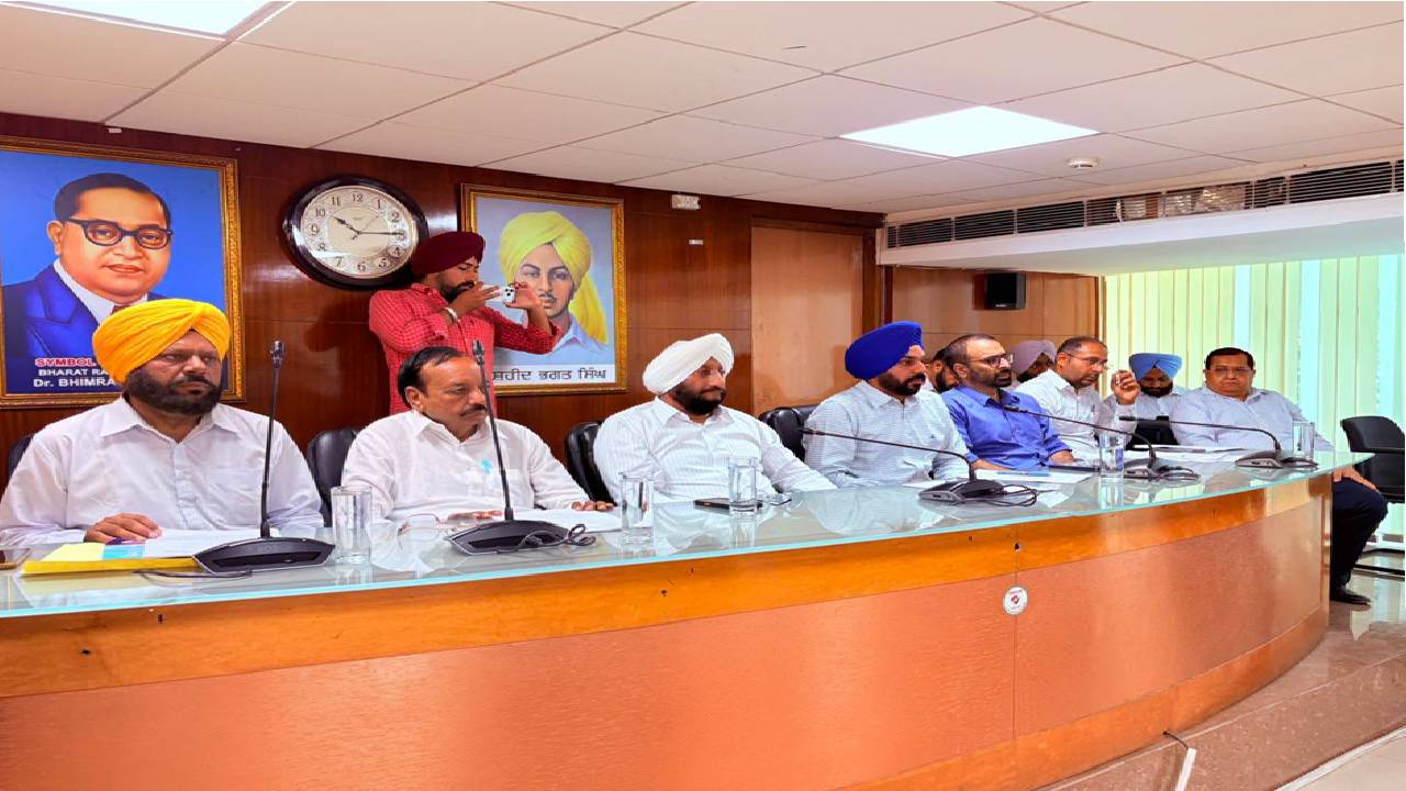 MLA Kulwant Singh meeting the Mayor, Deputy Mayors, and councillors at the Mohali Municipal Corporation office to discuss ward development and civic infrastructure.