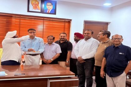 MLA Kulwant Singh congratulates Rajneesh Mittal on his appointment as Chairman of the Agarwal Welfare Board in SAS Nagar Mohali.