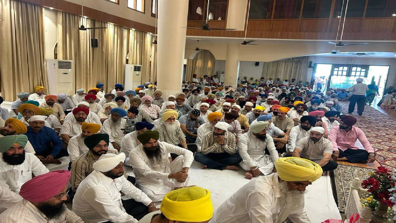 MLA Kulwant Singh attending a thanksgiving ceremony at Gurdwara Sahib with newly elected Ward No. 33 Councillor Bibi Gurpreet Kaur and her family in Mohali.
