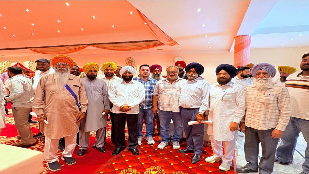 MLA Kulwant Singh interacting with community volunteers during a meeting in SAS Nagar Mohali to discuss local development works and public welfare initiatives.