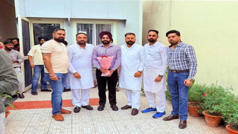 Mayor Sarabjeet Singh Samana Receives Congratulations from Samana Kalan Sarpanch on Becoming Mayor