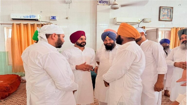 Mayor Sarabjeet Singh Samana Pays Tribute to Late Ujagar Singh Saini at Kurda Village, Mohali
