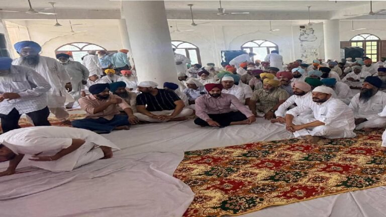 Mayor Sarabjeet Singh Samana Pays Tribute to Late Surinderpal Singh Tiwana at Ditupur Jatt, Mohali