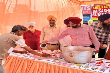 Mayor Sarabjeet Singh Samana participates in the Chhabeel Seva organised by local residents at Phase 7, SAS Nagar Mohali, in memory of Sri Guru Arjan Dev Ji.