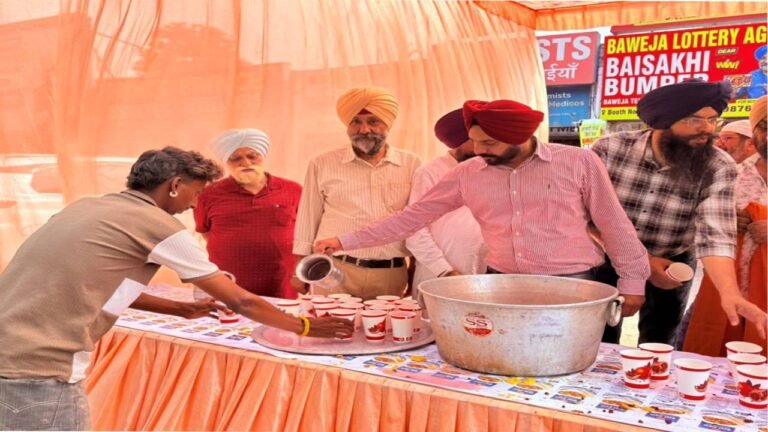 Mayor Sarabjeet Singh Samana Participates in Chhabeel Seva at Phase 7, Mohali in Memory of Guru Arjan Dev Ji